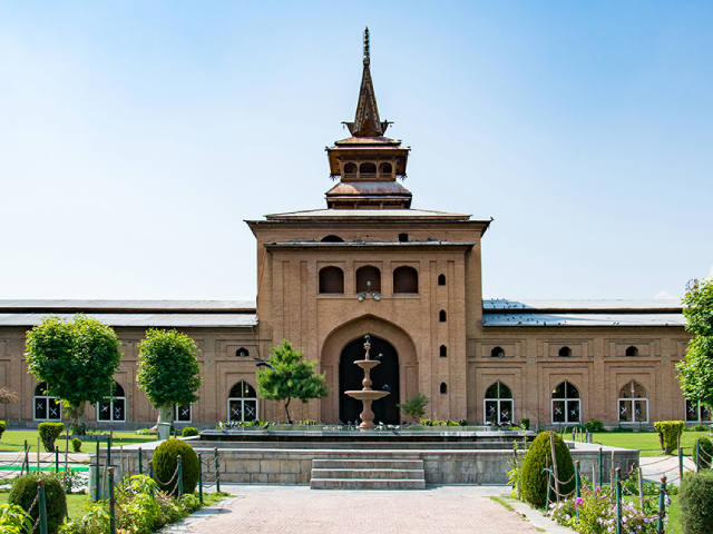 the jama masjid in srinagar